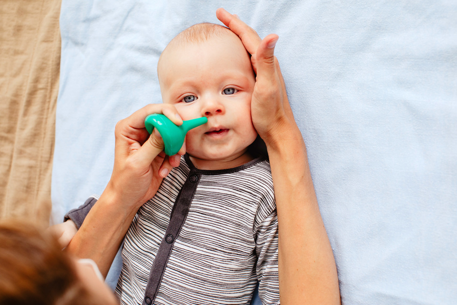 Consejos para hacer lavados nasales a un bebé
