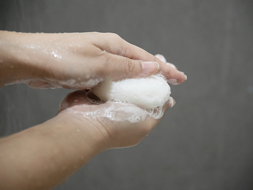 ¿Con la esponja o con la mano? Así es la ducha ideal para tu piel
