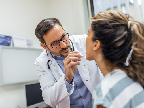 9 síntomas iniciales de cáncer de garganta que no debes ignorar