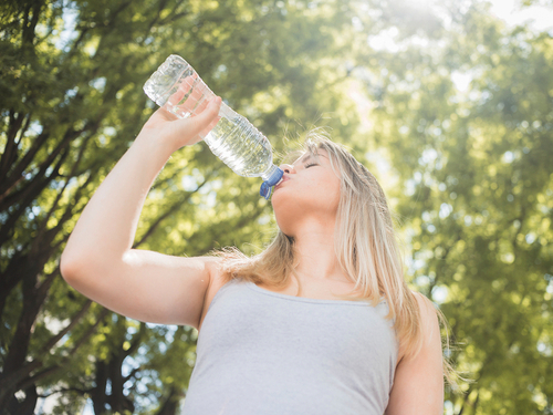 ¿El consumo excesivo de agua con gas afecta los riñones?