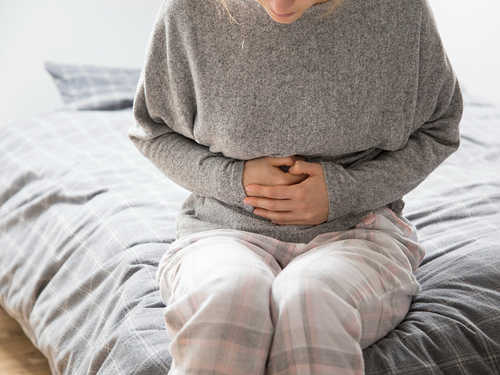 Apendicitis: ¿qué otros síntomas pueden acompañar al dolor abdominal?