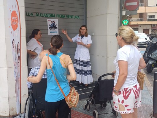 Los pacientes muestran su apoyo a las farmacias en la segunda jornada de bajadas de persianas en protesta por los impagos
