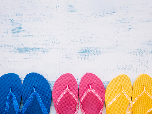 Chanclas, playa y dolor en el pie: cómo evitar la fascitis plantar