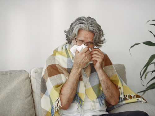 Por qué la gripe es más mortal en los mayores y cómo protegerlos