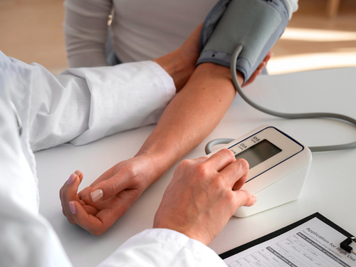 ¿A qué hora es mejor medirse la presión arterial? Esto dicen los expertos