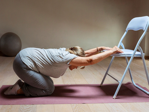 Yoga en silla para adultos mayores: ejercicios simples para ganar fuerza y equilibrio