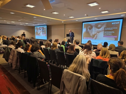 La VII Jornada de Dermofarmacia del MICOF reúne a los farmacéuticos valencianos en torno a la microbiota y la innovación cosmética La VII Jornada de Dermofarmacia del MICOF reúne a los farmacéuticos valencianos en torno a la microbiota y la innovación cosmética