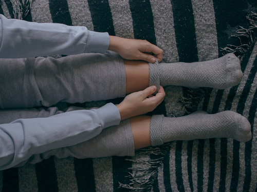 ¿Deberías dormir con calcetines? Lo bueno y lo malo que debes saber