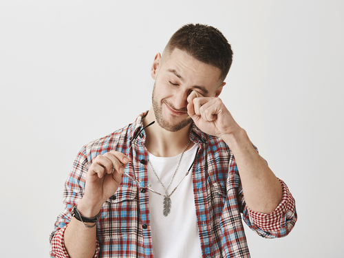 Frotarse los ojos, ¿qué riesgos conlleva este hábito? Frotarse los ojos, ¿qué riesgos conlleva este hábito?