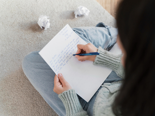 Carta a tu futuro yo: por qué deberías hacerte una carta a inicio de año y abrirla en 2027