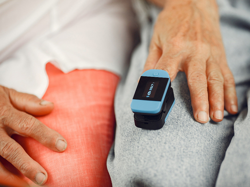 Pulsioxímetro: qué es, para qué se usa y cuándo hay que ir a urgencias por una baja saturación