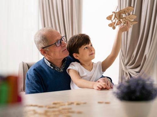Ejercer de abuelo deja huella en el cerebro (y es positiva)