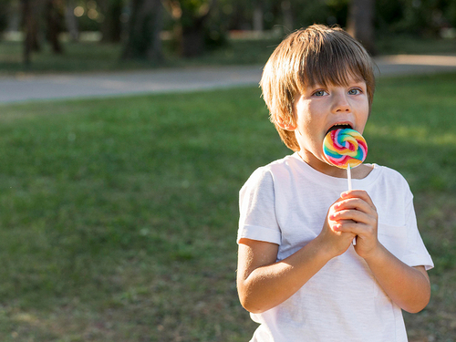 Qué hacer si un niño se atraganta con un caramelo: claves para reaccionar a tiempo