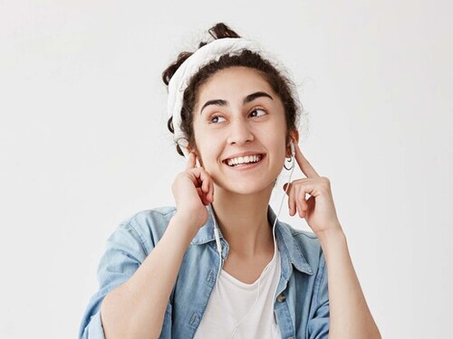 Los auriculares están dañando el oído de los jóvenes: la sordera que empieza sin que te des cuenta