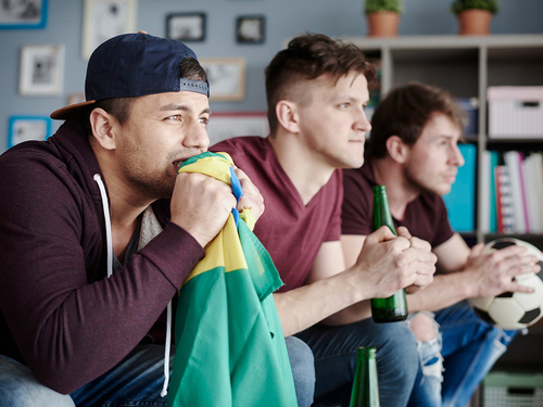 Aficionados al borde un ataque de nervios: cómo sobrevivir a la tensión de partidos de fútbol de infarto