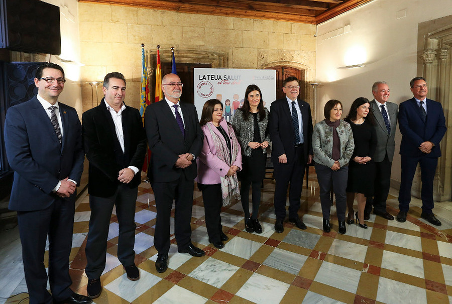 Parte de la Junta con Ximo Puig, Carmen Montón, Patricia Lacruz y parte de la directiva de AVEO.